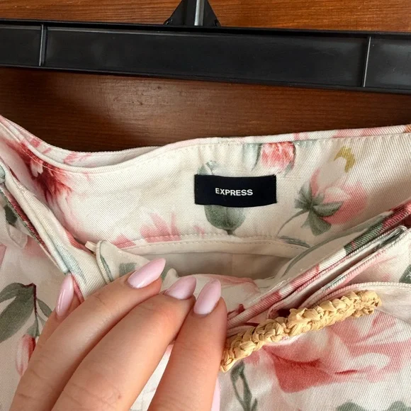 NWT EXPRESS WOMENS HIGH WAISTED FLORAL LINEN SHORTS - Picture 4 of 6